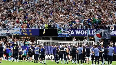 Las imágenes que no viste del festejo de la Selección: emoción, un bombo y una bandera reivindicativa