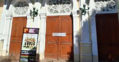 Obra clandestina en pleno centro: la faja de clausura que terminó tapada con un cartel
