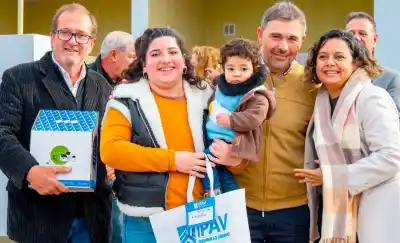Fiebre mundialista y sueños cumplidos: entregaron viviendas en Monte Nievas