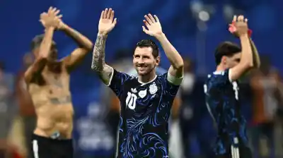 El gesto de Messi tras vencer a Inglaterra: recibió la camiseta de Maradona del 86 y soltó una frase que emociona