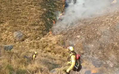 El fuego en los cerros del límite con Tucumán: lograron contenerlo pero la alerta roja sigue vigente