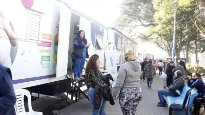 Salud en tu barrio: el Hospital Móvil llega a Plaza Lola Mora con atención gratuita