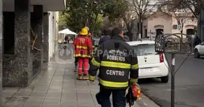 Fuego en pleno microcentro: bomberos luchan contra las llamas en Leguizamón