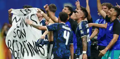 Tras eliminar a Inglaterra, los jugadores de la Selección desplegaron una bandera que desató la polémica