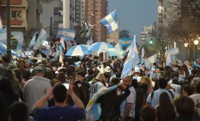 Golpes y corridas en plena plaza San Martín: el lado oscuro de los festejos por el triunfo de Argentina