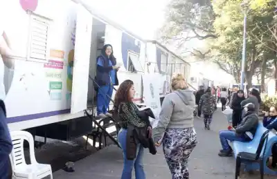Salud sobre ruedas: el Hospital Móvil llegó a Plaza Lola Mora y los vecinos no paran de agradecer
