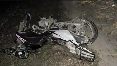 Trágico choque en Bella Vista: un motociclista murió tras impactar contra el auto de un policía