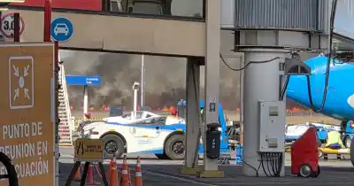 Alarma en Salta: un incendio cerca del aeropuerto y una columna de humo que se ve a kilómetros