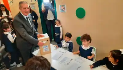 El gobernador Suárez vivió una jornada electoral muy especial con niños de 5 años
