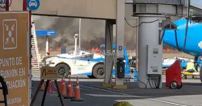Alarma en Salta: un incendio de gran magnitud cerca del aeropuerto moviliza a los bomberos