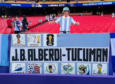 La increíble historia del tucumano que lleva nueve Mundiales siguiendo a la Selección: ahora vuelve a Estados Unidos junto a su hijo
