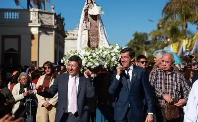 El gobernador Sadir se sumó a la fe de El Carmen: ¿qué promesa no contaron?