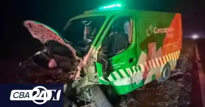 El insólito momento del choque: una ambulancia y un auto chocaron de frente en la ruta 35