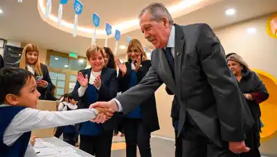 El gobernador Suárez visitó un jardín de infantes y se topó con una lección que no esperaba