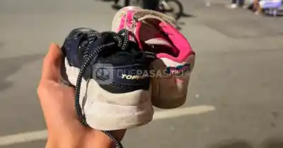 Encontró dos zapatillas de niños en pleno festejo y su pedido se volvió viral: ¿de quién son?