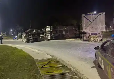 Perdió el control en la rotonda y su camión cañero terminó volcado: lo que se sabe del accidente