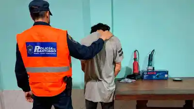 Saltó de techo en techo para escapar, pero la Policía lo atrapó: el robo al corralón que terminó con Riky Juárez detenido