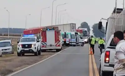 Dos camiones chocaron en un cruce clave de La Pampa y uno de los conductores quedó atrapado