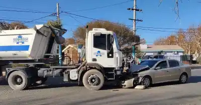 Impactante choque en Albardón: un camión municipal y un auto quedaron destrozados