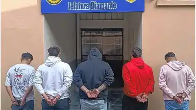 Allanaron cuatro casas en Diamante y lo que hallaron vinculó a cinco sospechosos con un crimen