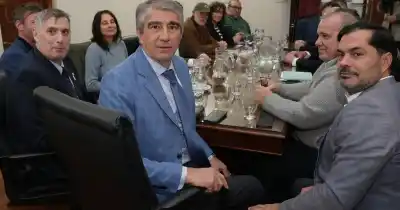 Reunión clave en Santa Fe: sin oferta salarial, docentes y estatales esperan hasta el martes