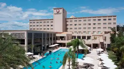 El hotel cinco estrellas que convierte cualquier día en verano: ¿qué esconde su spa gigante?
