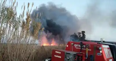 El Zonda arrasó en Pocito: tres familias perdieron sus casas en un incendio imparable