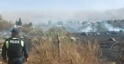 Alerta en Tafí del Valle: el fuego amenazó un barrio y la rápida reacción de los bomberos evitó una tragedia