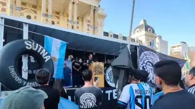 La caravana de los trabajadores de Fate que llegó a La Plata y no se rinde: el pedido que le hacen a Kicillof