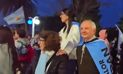 Emoción en Eduardo Castex: un sobreviviente del Belgrano celebró la clasificación con lágrimas y una bandera de Malvinas
