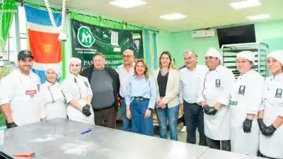 Visita sorpresa al lugar donde preparan el alfajor gigante que romperá récords en Santiago