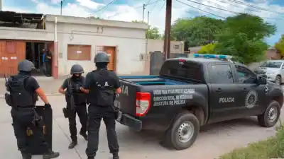 Cocaína, marihuana y casi 4 millones de pesos: el hallazgo que dejó helados a los policías en La Banda