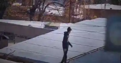 Corría por los techos de Godoy Cruz como un parkour: lo que encontraron en su bolso lo delató