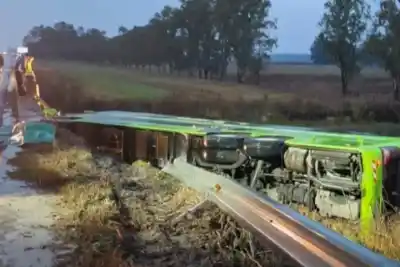 Cayó desde un puente de 6 metros: el dramático accidente de un micro en la Ruta 7 que dejó 20 heridos
