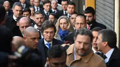 Milei encabeza el acto por los 32 años del atentado a la AMIA: ¿qué dijo antes en la Bolsa?