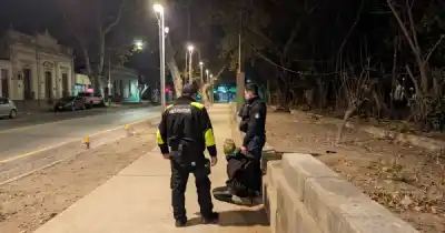 Intentaron robarle el celular a una pareja en la parada del Metrotranvía y terminaron detenidos