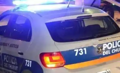 Escuchó un fuerte impacto, salió a la calle y se topó con un joven que le arrojaba piedras a su casa