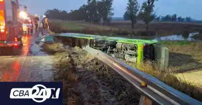 Micro que partió de Laboulaye volcó y cayó de un puente: un chofer desapareció tras saltar en marcha