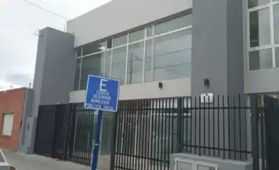 Caía de la moto, pero no por el alcohol: lo que descubrió la policía en Rawson