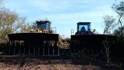 Descubrieron tractores y maquinaria pesada en plena acción ilegal: lo que pasó en Icaño y Malbrán