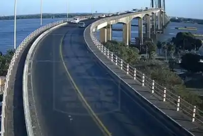Dramática escena en el puente General Belgrano: un hombre se tiró al río y hay un intenso operativo de búsqueda