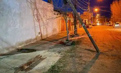 Se estrelló contra un poste de luz y escapó: el insólito hallazgo que encontraron los vecinos