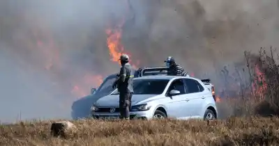 Vecinos de Mi Refugio luchan desesperados contra el fuego: policías rompieron candados para salvar casas