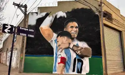 Un mural de Messi y Lautaro en Bahía Blanca que paraliza el tránsito: la historia detrás de la obra