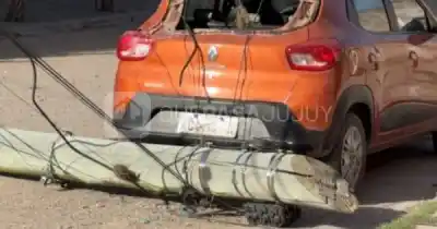 Las ráfagas derribaron un poste y destrozaron un auto en Palpalá