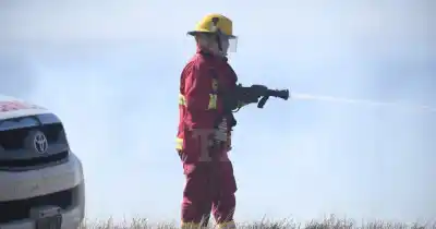 Viento Zonda en Salta: más de 25 focos de incendio, evacuaciones y el fuego que no da tregua