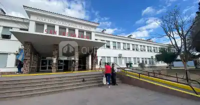 Misterio en el Hospital San Bernardo: encontraron sin vida a un hombre en la puerta