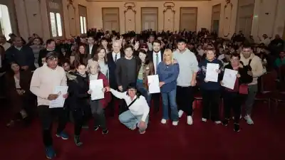 Axel Kicillof entregó 400 escrituras gratis en La Plata: el dato que sorprende