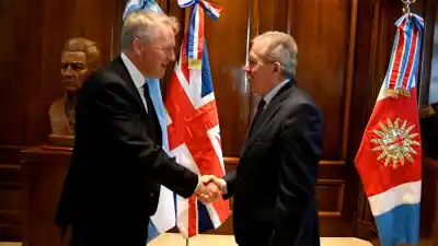 Elías Suárez recibió al embajador británico en Casa de Gobierno: ¿qué agenda trae?
