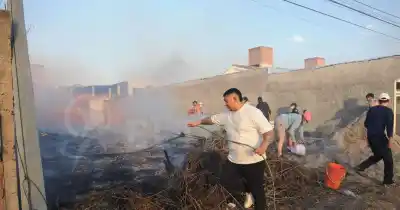Vecinos de Salta combatieron el fuego con baldes: el viento Zonda desató el infierno en dos barrios